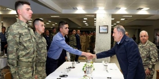 Bakan Akar, Mehmetçik ile iftar yaptı