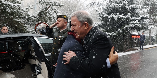 Bakan Akar, mevkidaşıyla görüştü! İmzalar atıldı