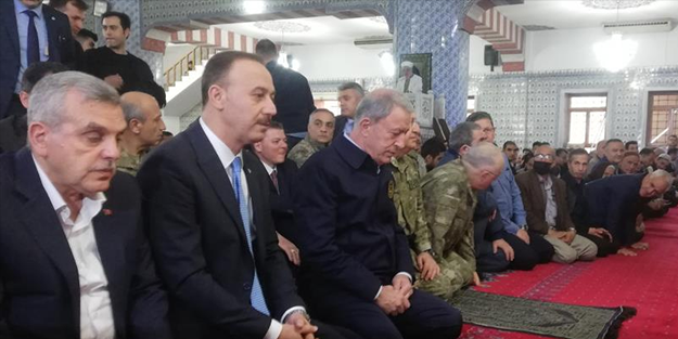 Bakan Akar namazını kuvvet komutanlarıyla kıldı