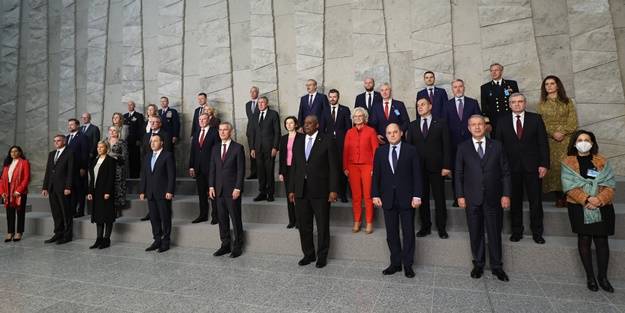 Bakan Akar, NATO savunma bakanlarıyla 'aile fotoğrafı'na katıldı