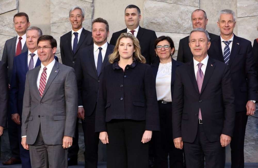 Bakan Akar, NATO’da Savunma Bakanları aile fotoğrafına katıldı 
