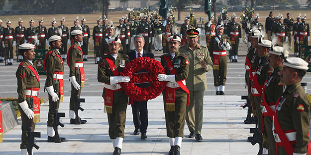 Bakan Akar Pakistan'da! Üst üste kritik görüşmeler