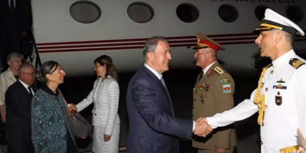 Bakan Akar Romanya’ya gitti