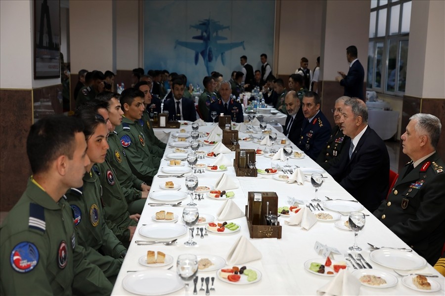 Bakan Akar ve Komutanlar Genç Kartallar Haftası’nda Harbiyelilerle iftar yaptı 