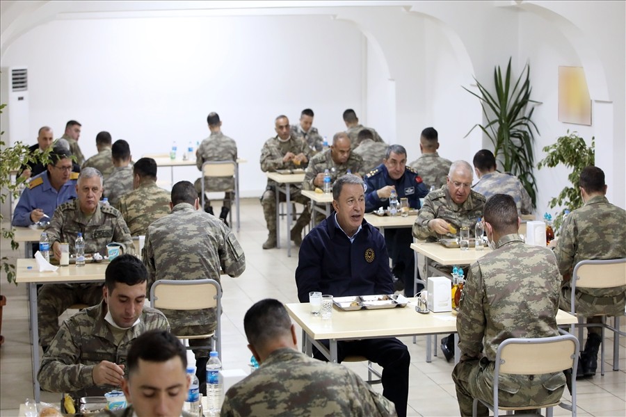 Bakan Akar ve komutanlar Ramazan’ın son iftarını sınırdaki komandolarla yaptı 