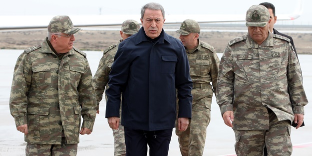 Bakan Akar ve komutanlar Suriye sınırında
