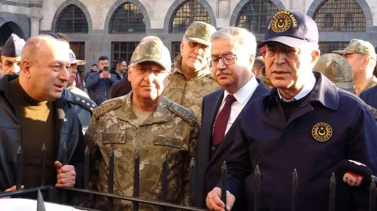 Bakan Akar ve TSK komuta kademesi Diyarbakır sokaklarında