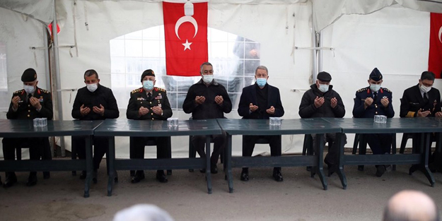 Bakan Akar'dan şehit ailelerine ziyaret