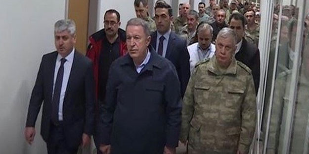 Bakan Akar yaralı askerlerin yanında