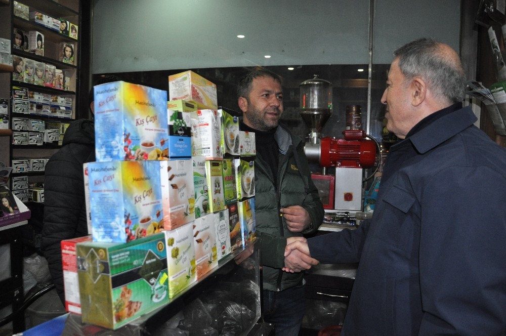 Bakan Akar, Yüksekova’da esnaf ziyareti yaptı 