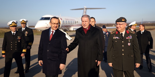 Bakan Akar'dan 'Bahriye'nin kalbi'ne ziyaret