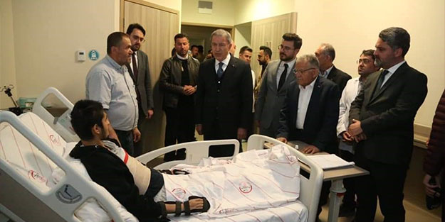 Bakan Akar'dan hastane ziyareti