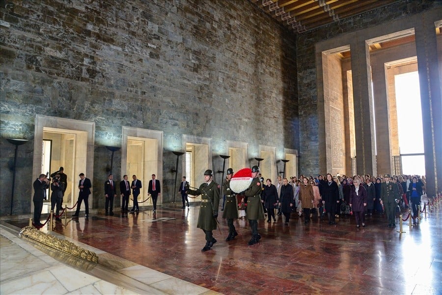 Bakan Akar’ın eşi Şule Akar’dan Anıtkabir’e ziyaret 