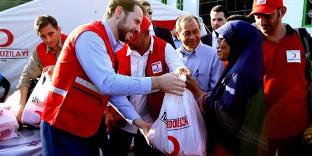 Bakan Albayrak Endonezya'da yardım dağıttı