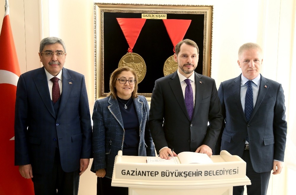 Bakan Albayrak Fatma Şahin’i ziyaret etti 
