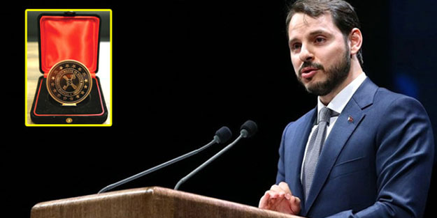 Bakan Albayrak'tan büyük jest! Vatandaşlara şilt verdi