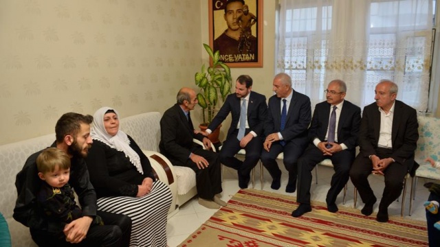 Bakan Albayrak'tan şehit ailesine ziyaret
