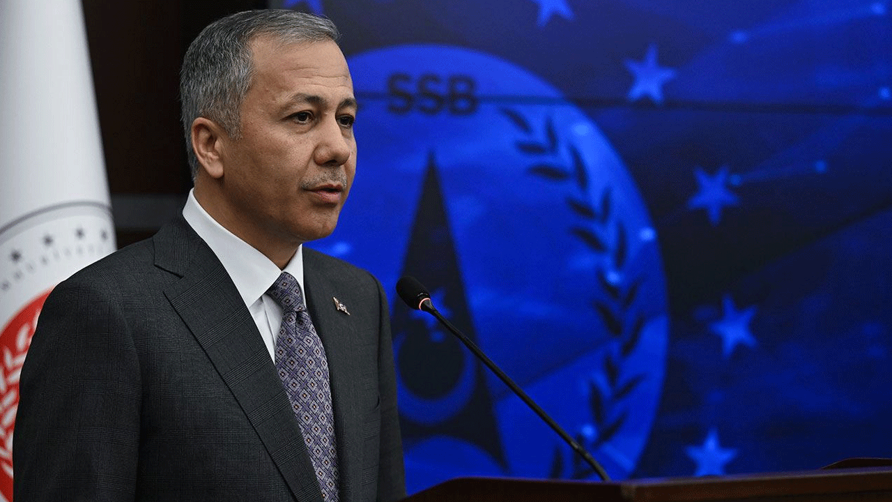 Bakan Yerlikaya'dan Ekrem'i aklamaya çalışan Özgür'e "jammer" tokadı