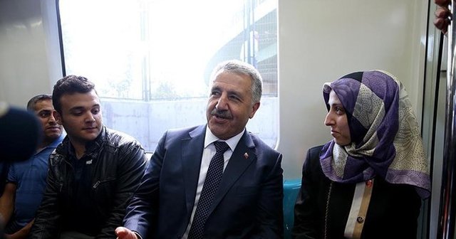 Bakan Arslan Marmaray'da yolculuk yaptı