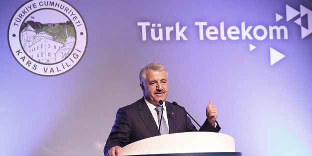 Bakan Arslan’dan internetle hiç tanışmamış 1,8 milyon haneye “ucuz internet” müjdesi