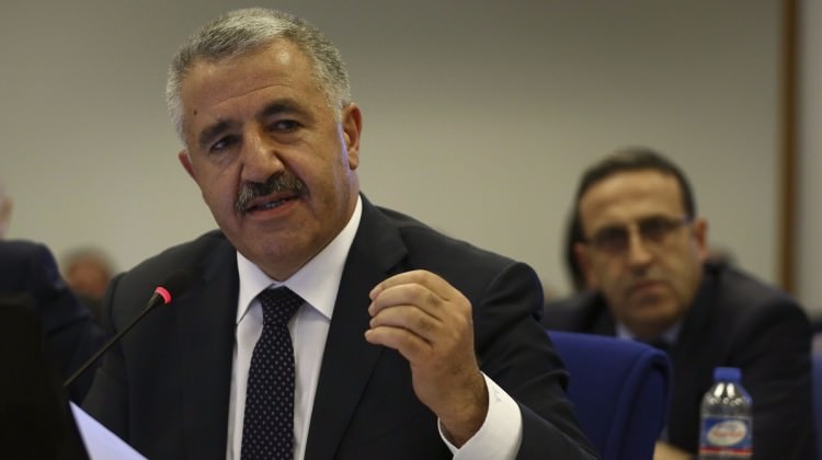 Bakan Arslan'dan ucuz internet müjdesi