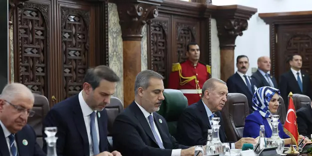 Bakan Bayraktar tüm Türkiye'ye duyurdu: LNG ithalat anlaşması üç yıl daha uzatıldı! Petrol ve doğal gaz haberi