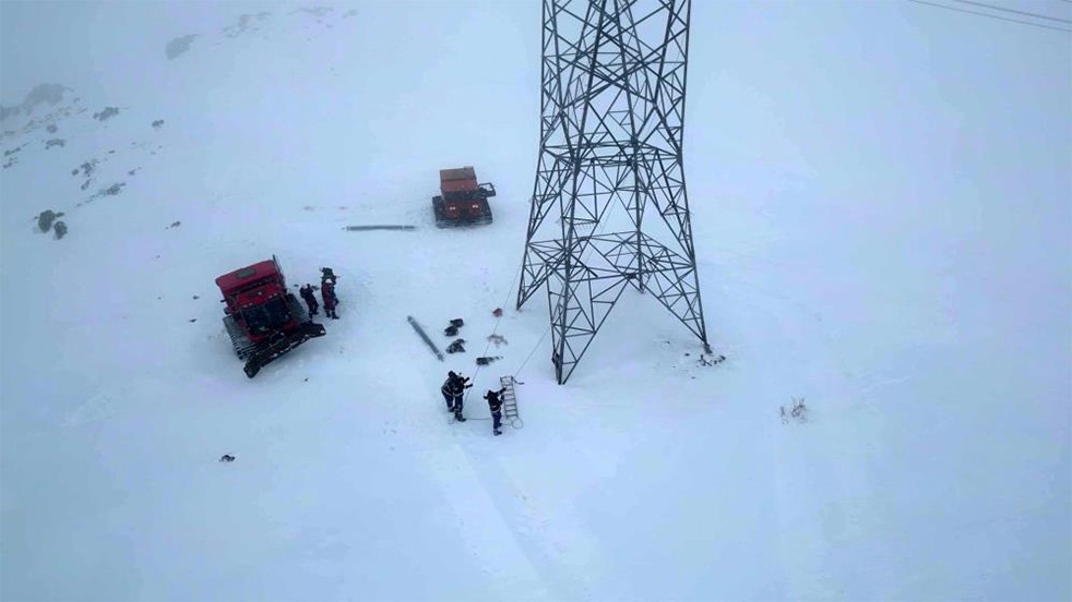 Bakan Bayraktar: "Vatandaşlarımıza kesintisiz enerji akışı sağlamak için ekiplerimiz görevlerinin başında"