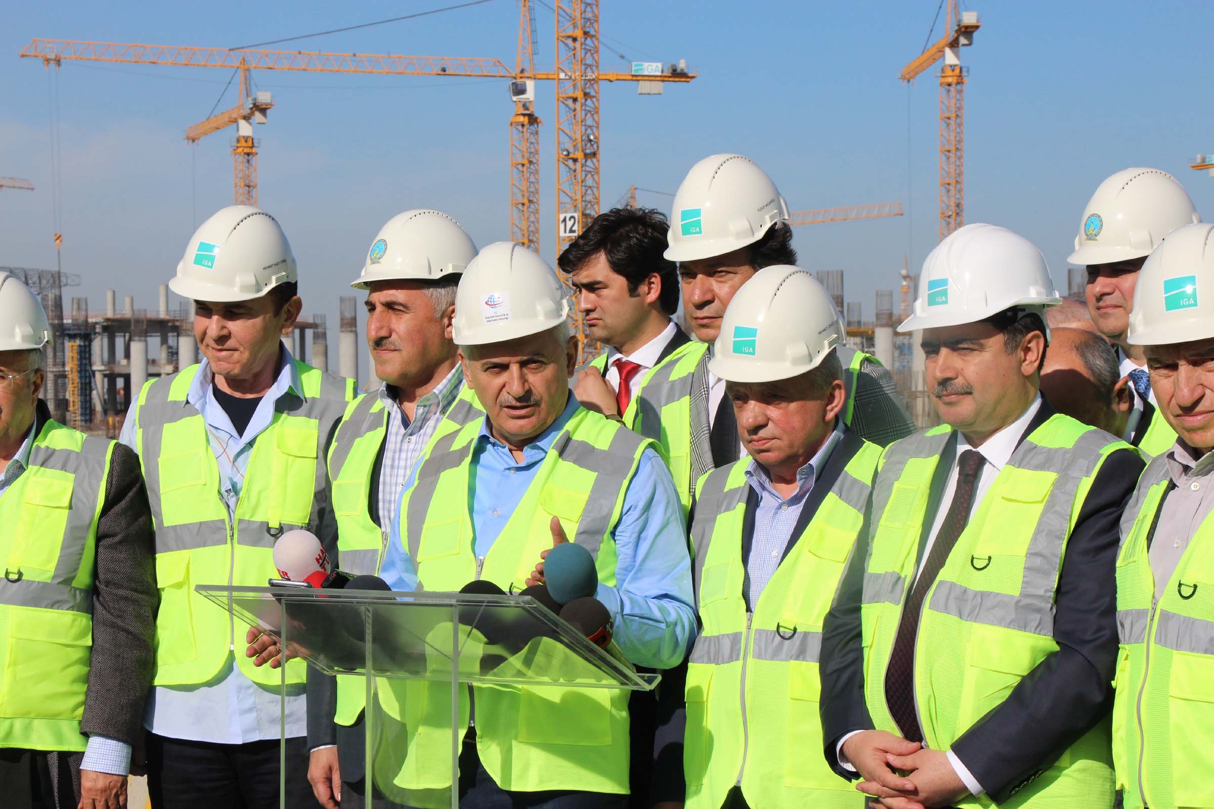 Bakan Binali Yıldırım 3. havalimanı inşaatını gezdi