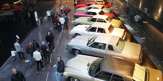 Bakan bir daha bakıyor! Klasik otomobil tutkunları buraya