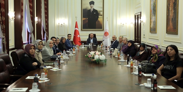 Bakan Bozdağ, bağımlılıkla mücadelede yer alan anneleri kabul etti