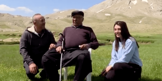 Bakan Çavuşoğlu Babalar Günü'nü kutladı: Mutluluk gözyaşları