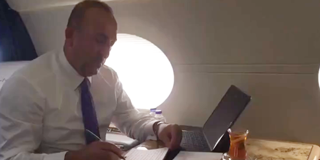 Bakan Çavuşoğlu bu türküyü dinleyerek uçtu