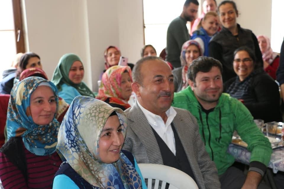 Bakan Çavuşoğlu deri işçileriyle yemek yedi 