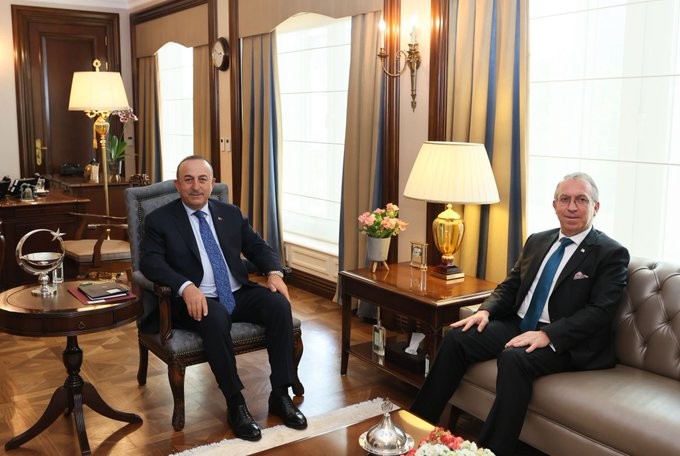 Bakan Çavuşoğlu görevini tamamlayan KKTC Büyükelçisiyle bir araya geldi