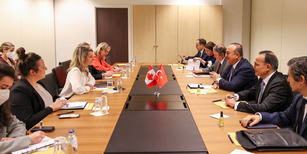 Bakan Çavuşoğlu Kanadalı mevkidaşıyla görüştü