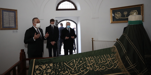 Bakan Çavuşoğlu, Macaristan'da Gül Baba Türbesi'ni ziyaret etti