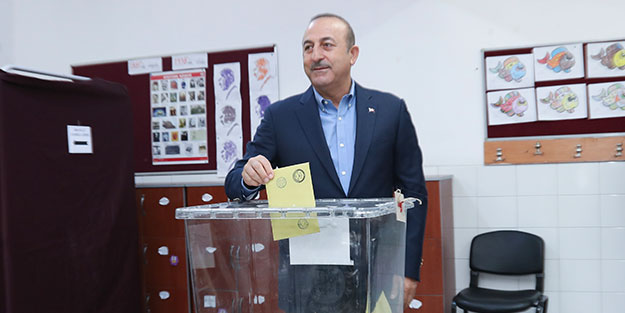 Bakan Çavuşoğlu sandık başına gitti