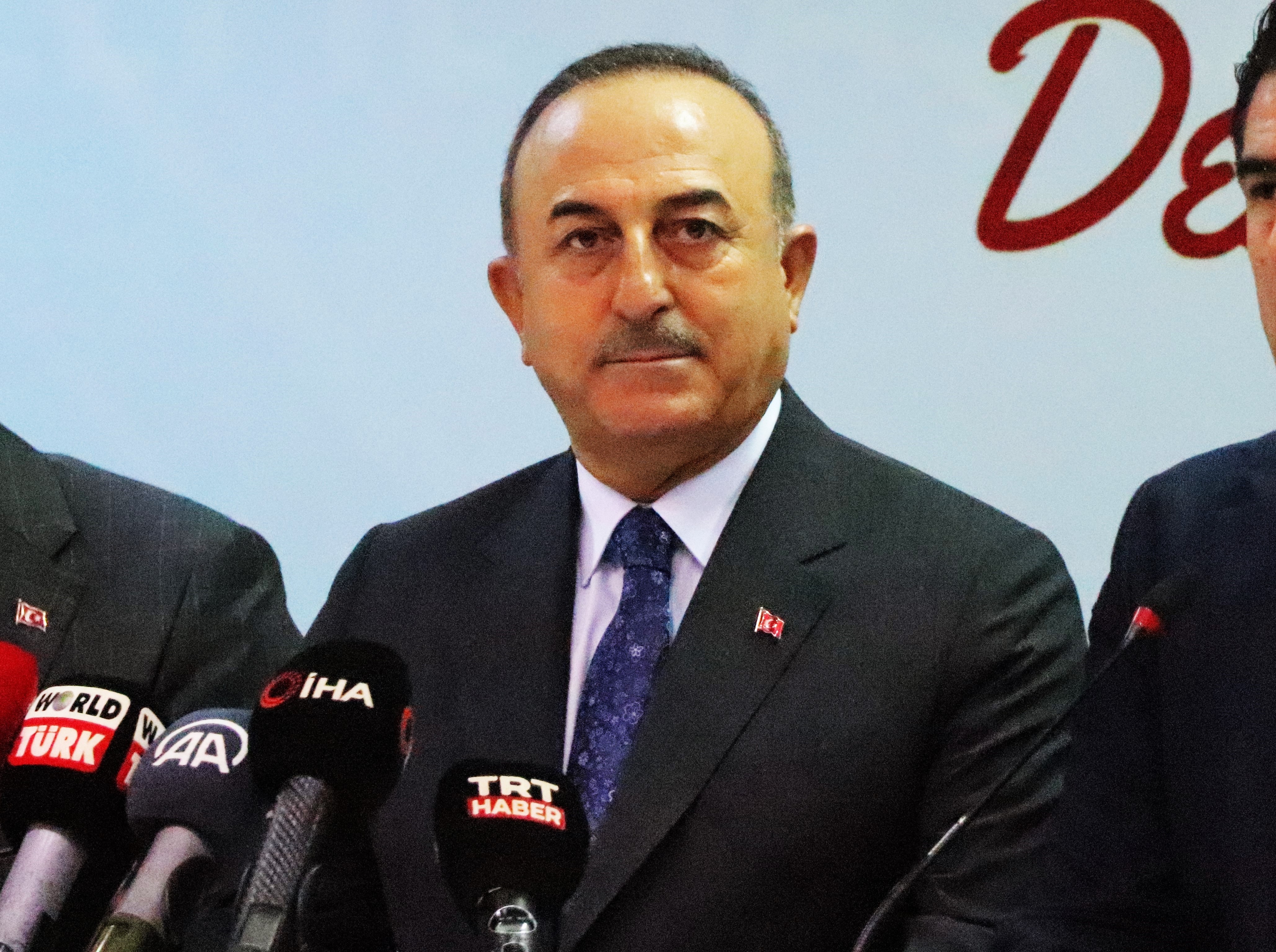 Bakan Çavuşoğlu: “Yunanistan’ın silahlanmasına karşı elimiz kolumuz bağlı kalmaz”