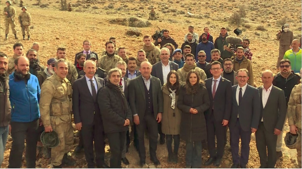 Bakan Çavuşoğlu’dan ’Nöbet’ dizisi setine ziyaret 