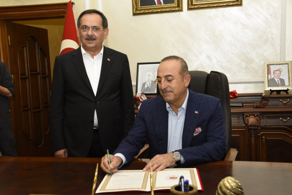 Bakan Çavuşoğlu’ndan Başkan Demir’e övgü 