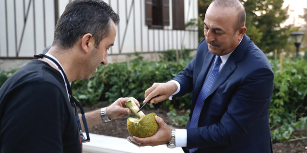 Bakan Çavuşoğlu'ndan gazetecilere kavun ikramı