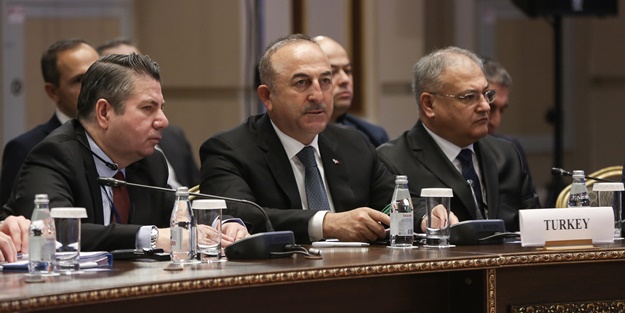 Mevlüt Çavuşoğlu'ndan tokat gibi sözler: O ağza cevap vermem