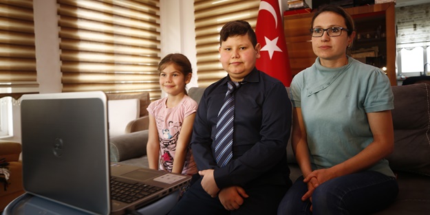 Bakan Çavuşoğlu'nun sürprizi şehit ailesini sevindirdi