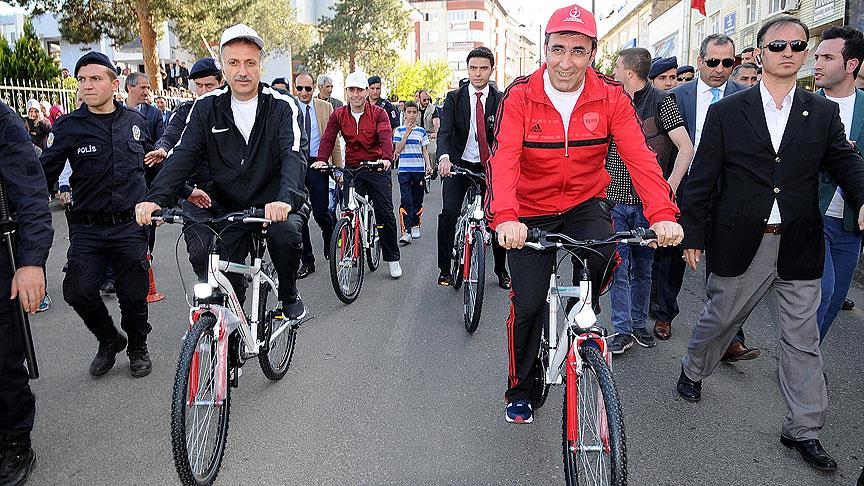 Bakan Cevdet Yılmaz sağlıklı yaşam için pedal çevirdi