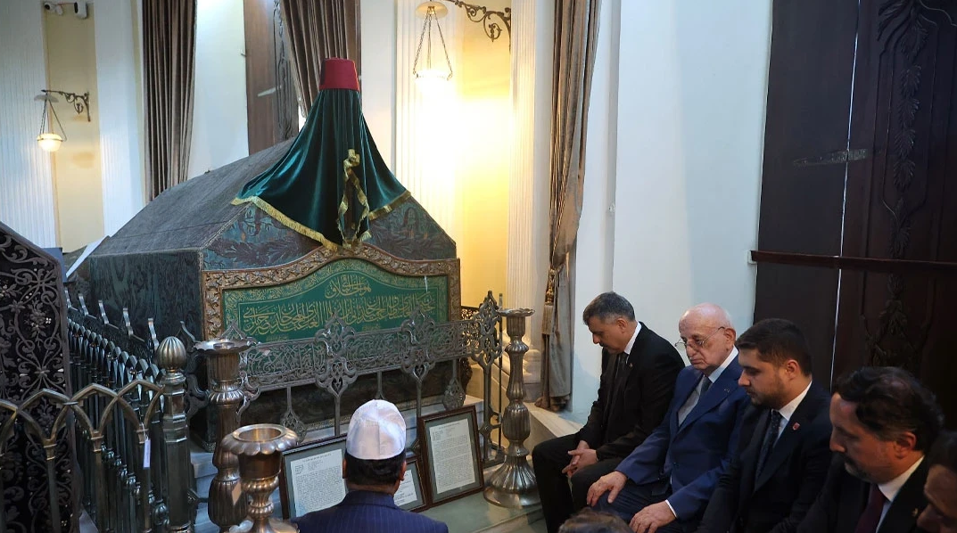 Bakan Çiftçi’den Sultan II. Abdülhamid Han’ın kabrine ziyaret