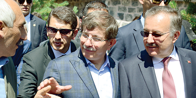 Bakan Davutoğlu Kars’ta Başbakan gibi karşılandı