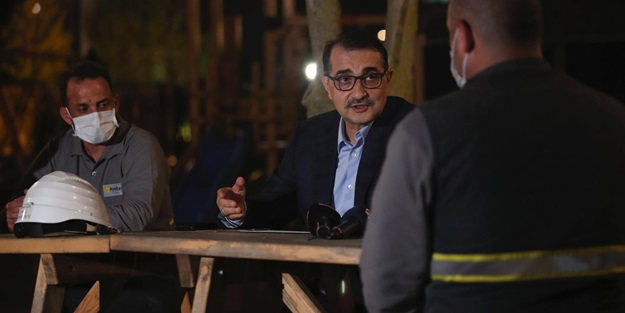 Bakan Dönmez, elektrik dağıtım işçileriyle iftar yaptı