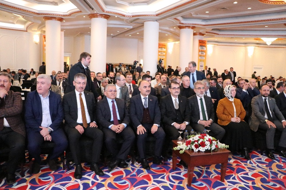 Bakan Dönmez: “Güneş enerjisinde Türkiye çok büyük bir mesafe kat etti” 