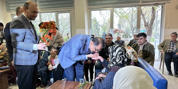 Bakan Dönmez, huzurevi ve hastanede vatandaşlarla bayramlaştı