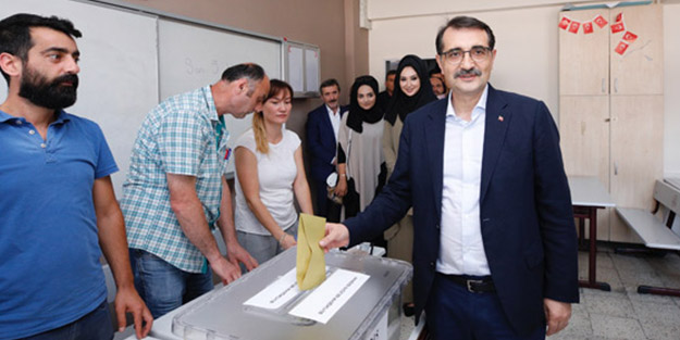 Bakan Dönmez oyunu Üsküdar’da kullandı